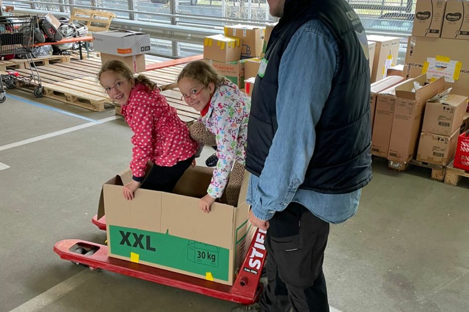 Tim hat sich heute die süßesten Helferinnen vor Ort geschnappt, um die Spenden in die Autos zu laden, danke Anna & Lisa und natürlich Tim😍